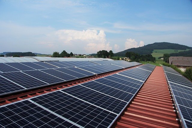 střecha s fotovoltaickými panely